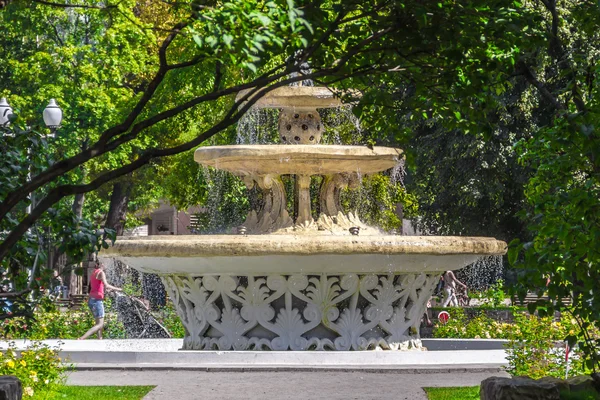 Air mancur kecil di Taman Gorkiy — Stok Foto