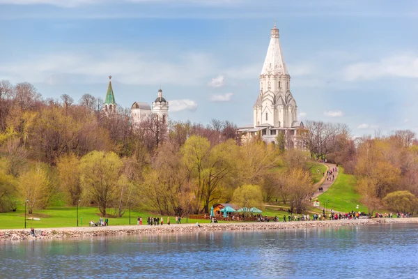 Genel Kolomna'nın park tapınaklar ve orman Nehri yakınında