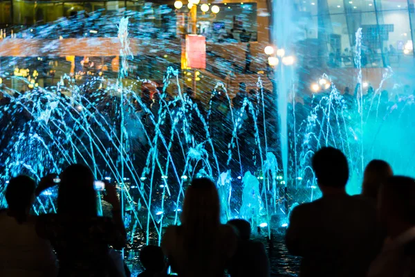 Çeşmeler ve izleyicilerin dans