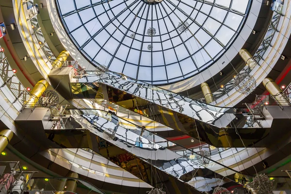 Vitray pencere altında yürüyen merdiven