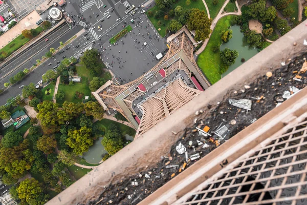 Eyfel Kulesi ile kir ve önemsiz parapetin üzerinde ayak