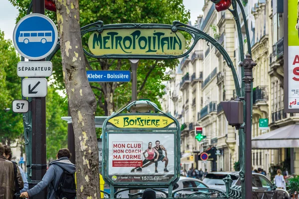 Paris'in metro girişinde