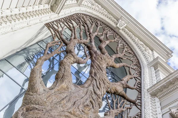 Pohon perunggu yang menghias pintu masuk utama Istana Stok Lukisan  