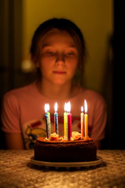 Çocuk doğum günü mumları pasta üzerinde seyir
