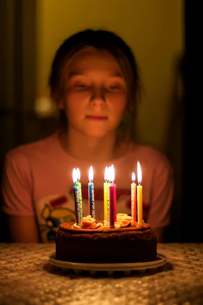 Çocuk doğum günü mumları pasta üzerinde seyir