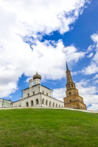 Tower Syuyumbike and orthodox cathedral in Kazan Kremlin — Stok Foto