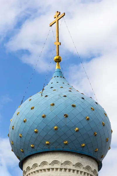 Kubah Katedral Ortodoks di Kazan Kremlin di bawah langit biru — Stok Foto