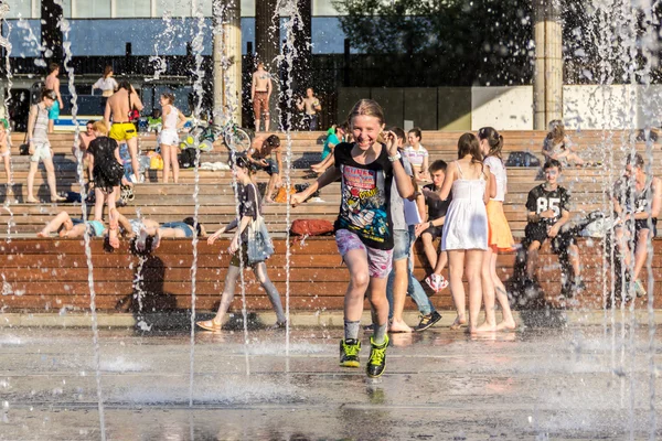 Bir kız bir çeşme jet ile çalışır