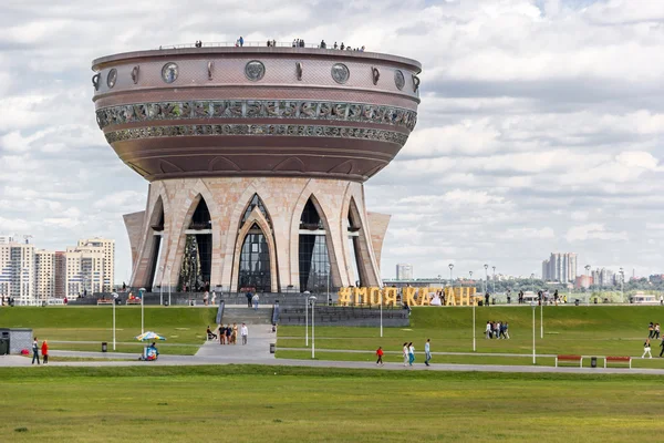Kazan pusat keluarga tampak seperti panci masak besar — Stok Foto