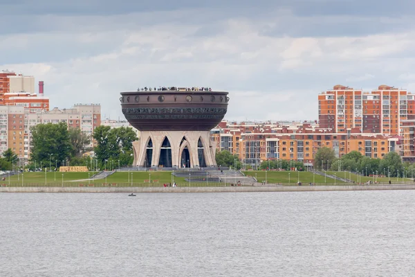 Kazan pusat keluarga yang tampak seperti panci masak dan lanskap kota Stok Foto