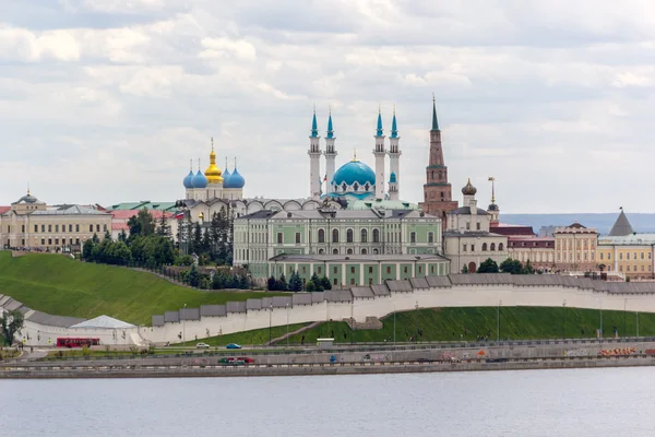 Overview di Kazan Kremlin dari tepi sungai Stok Gambar