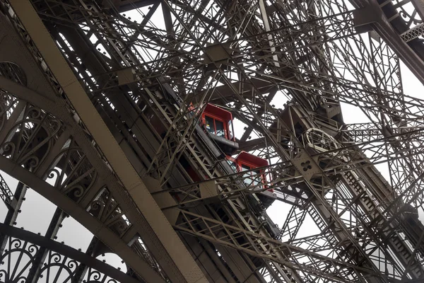 Counstruction of Eiffel tower with elevators — Stock Photo, Image