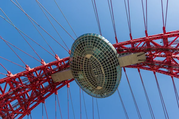 Üst yan görünüm altında Moskova Nehri üzerinde pitoresk kırmızı köprü