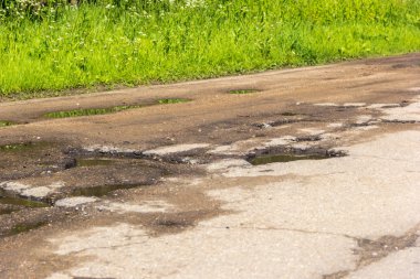 Çukur ve çatlaklar asfalt ülke Road