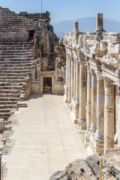 Escena en el anfiteatro en la antigua Hierápolis — Foto de Stock