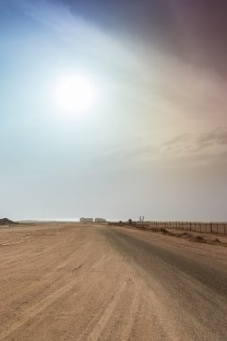 Sabah filterd gökyüzü ile Mısır çölünde