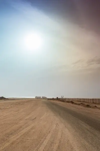 Sabah filterd gökyüzü ile Mısır çölünde