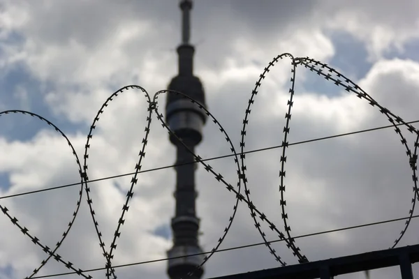 Ostnatý drát na pozadí s televizní věž Ostankino — Stock fotografie