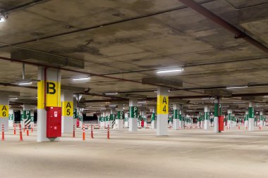 Kapalı otopark arabalar, etiketli bölümleri ile olmadan