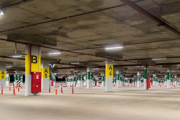 Kapalı otopark arabalar, etiketli bölümleri ile olmadan