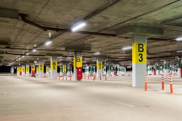 Kapalı otopark arabalar, etiketli bölümleri ile olmadan