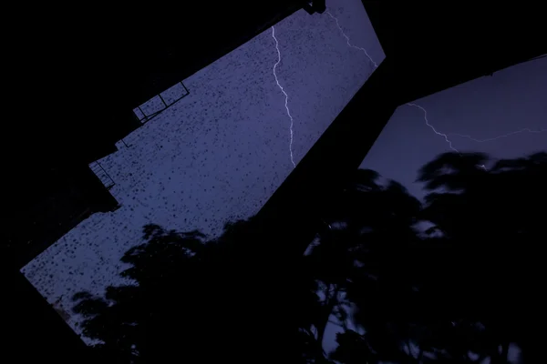 Yağmurlu akşam tek yıldırım