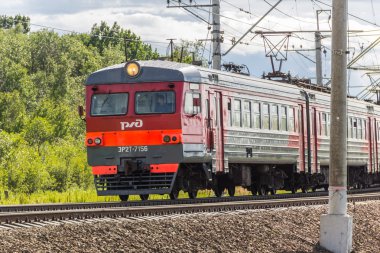 Sahip sütunlar ve yaklaş tren demiryolu