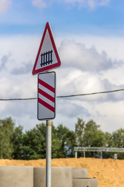 Demiryolu geçişi habercisi yol işareti