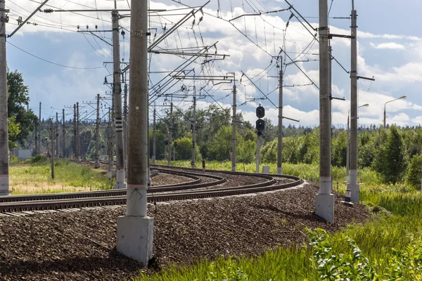 Sahip sütunlar ve yaklaş tren demiryolu