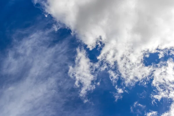 Mavi gökyüzü ve büyük bulutlar