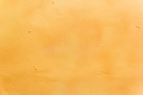 Arka plan sarı boyalı beton duvar ile