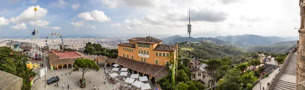 Panarama dengan Barcelona dari puncak Tibidabo mountin. Catalunya, Spanyol . Stok Foto