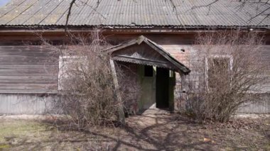 Yalnız bir terk edilmiş evde bir buğday tarlanın ortasında yaygaracı bir gri günde oturur.