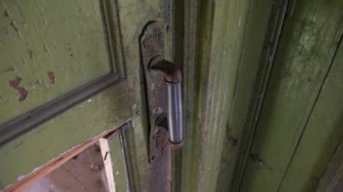 Yalnız bir terk edilmiş evde bir buğday tarlanın ortasında yaygaracı bir gri günde oturur.