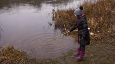 kızı ormanda sonbaharda yürür.