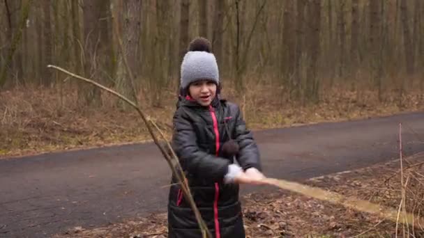 Flickan går genom skogen i höst — Stockvideo