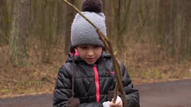 The girl walks through the woods in autumn — Stock Video