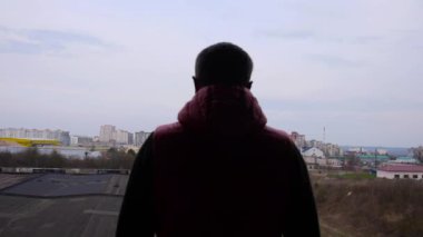 üzgün adam city adlı görünüyor