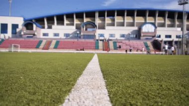 futbol eğitim alan beyaz çizgi. bir amatör futbol takımı eğitim üzerinde çekim video 