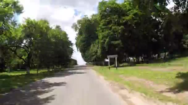 Типичная белорусская деревня летом — стоковое видео