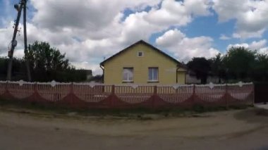 Yaz aylarında tipik bir Belarus Köyü