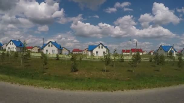 Ein typisches weißrussisches Dorf im Sommer — Stockvideo