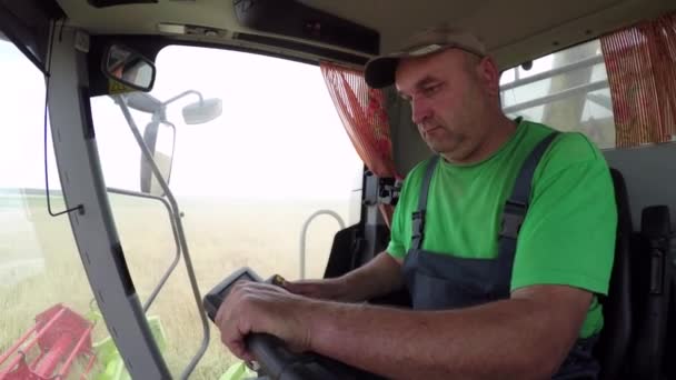 Wheat harvesting shearers — Stock Video