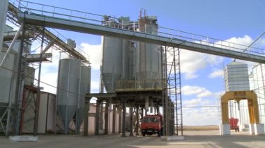 eski tesisi hayvanlar için yem üretimi için