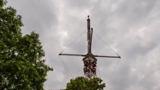 Nuvens sobre a TV-torre — Vídeo de Stock