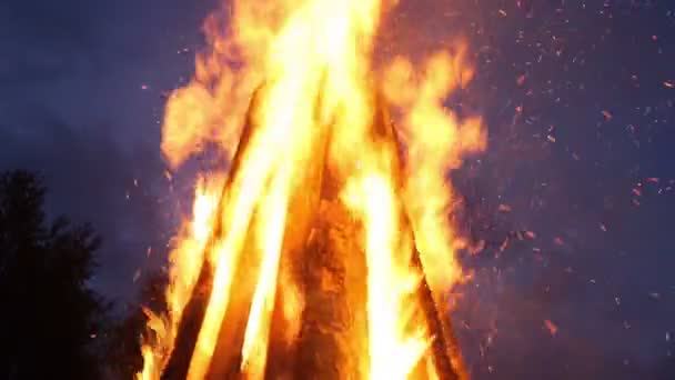 Un gran incendio chispas Video de stock libre de derechos