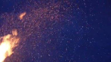 büyük bir ateş kıvılcımları