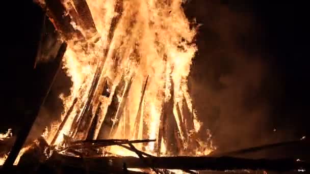 Un gran incendio chispas Metraje De Stock