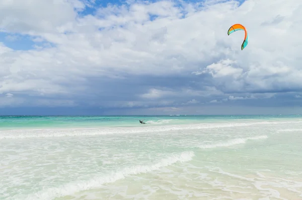 Kitesurfing in the beautiful sea. Kitesurfer in action on clear blue tropical water, Mexico — Stock Photo, Image