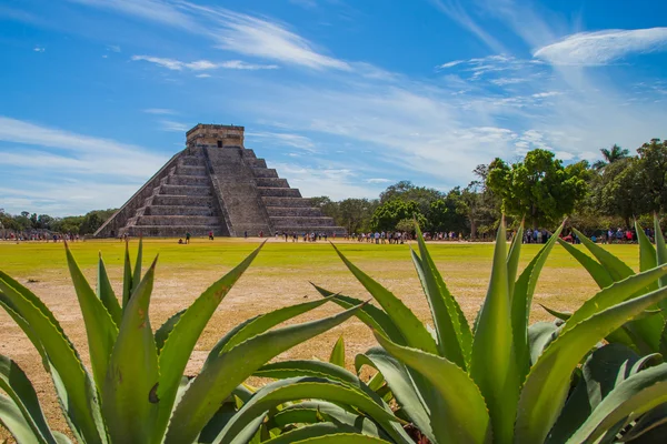 Mayan pyramid of Kukulcan El Castillo in Chichen Itza, Mexico — Stock Photo, Image